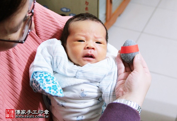 剃胎毛、滿月剃頭、嬰兒剃頭、嬰兒理髮、嬰兒剃髮、嬰兒剃胎毛、嬰兒滿月剃頭、寶寶剃頭、剃胎毛儀式、剃胎毛吉祥話、滿月剃頭儀式、滿月剃頭吉祥話、寶寶剃胎毛、寶寶滿月剃頭理髮、 新北三重區剃胎毛、新北三重區滿月剃頭、 新北三重區嬰兒剃頭剃胎毛、新北三重區嬰兒理髮、新北三重區嬰兒剃髮、吳寶寶(新北三重區到府嬰兒寶寶滿月剃頭理髮、免費到府嬰兒剃胎毛儀式吉祥話)。到府剃頭剃胎毛主持、專業拍照、DVD光碟、證書。★購買「臍帶章、肚臍章、胎毛筆刷印章」贈送：剃頭、收涎、抓周，三選一。2016.01.10 照片5